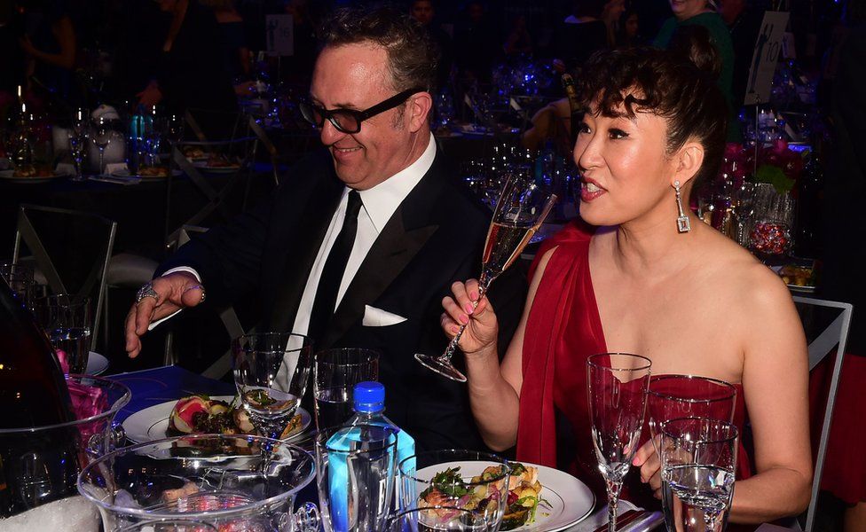 Killing Eve ටෙලි මාලාවේ රංගනය උදෙසා රංගන ශිල්පී සැන්ඩ්‍රා ඕ, රූපවාහිනී ටෙලි නිර්මාණ අංශයෙන් හොඳම රංගන ශිල්පිනිය ලෙස සම්මාන ලැබුවා ය.
