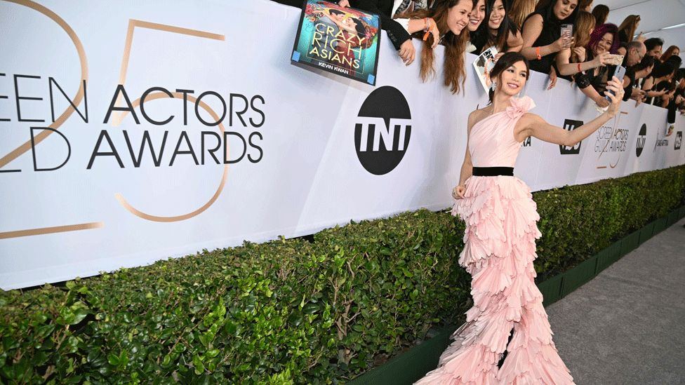 Crazy Rich Asians නිළි ගෙමා චැන් රතු පලස මතදී... 